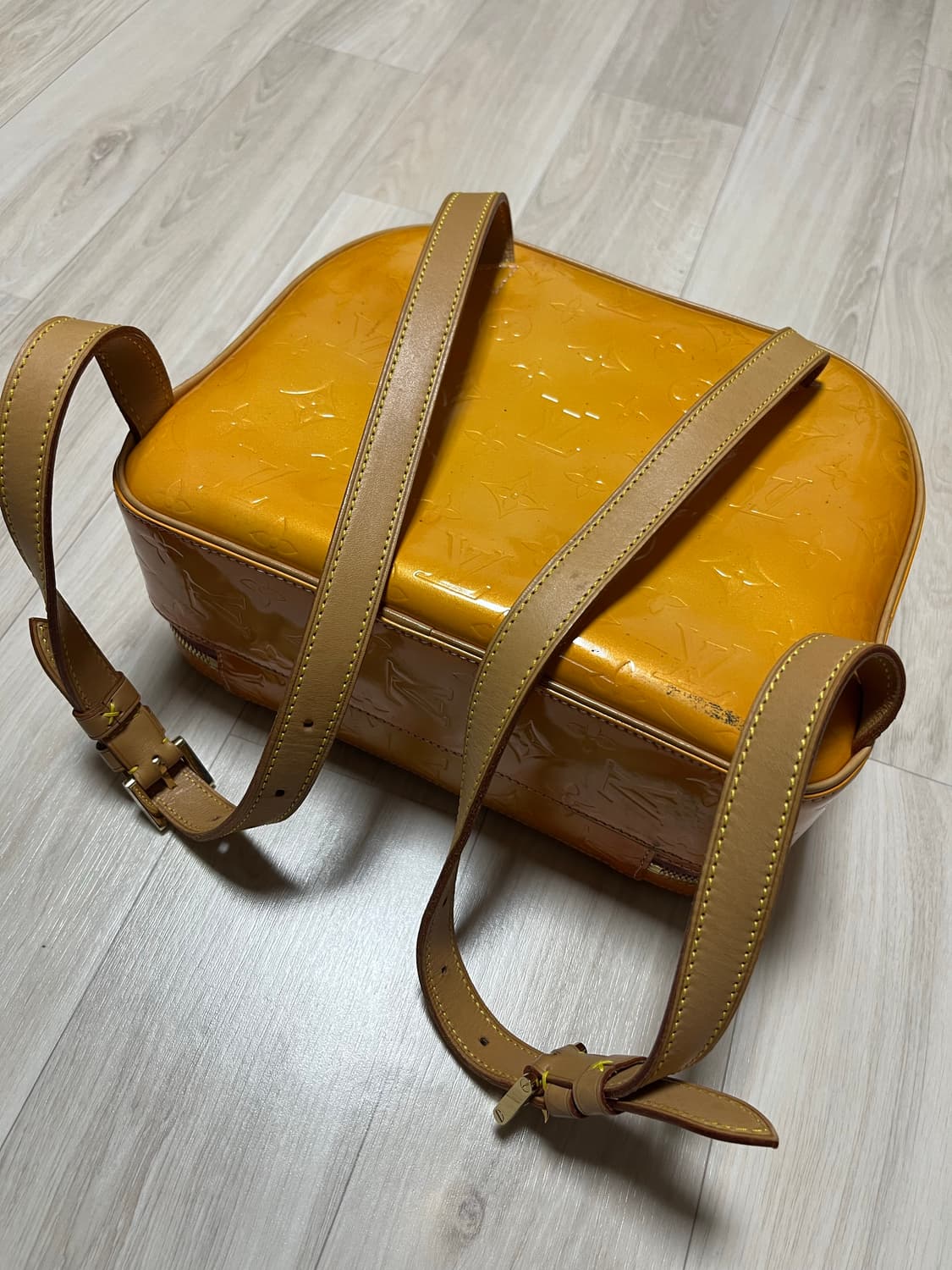 루이비통 모노그램 베르니 말리 백팩 마시멜로 핑크 페이턴트 상품이미지4