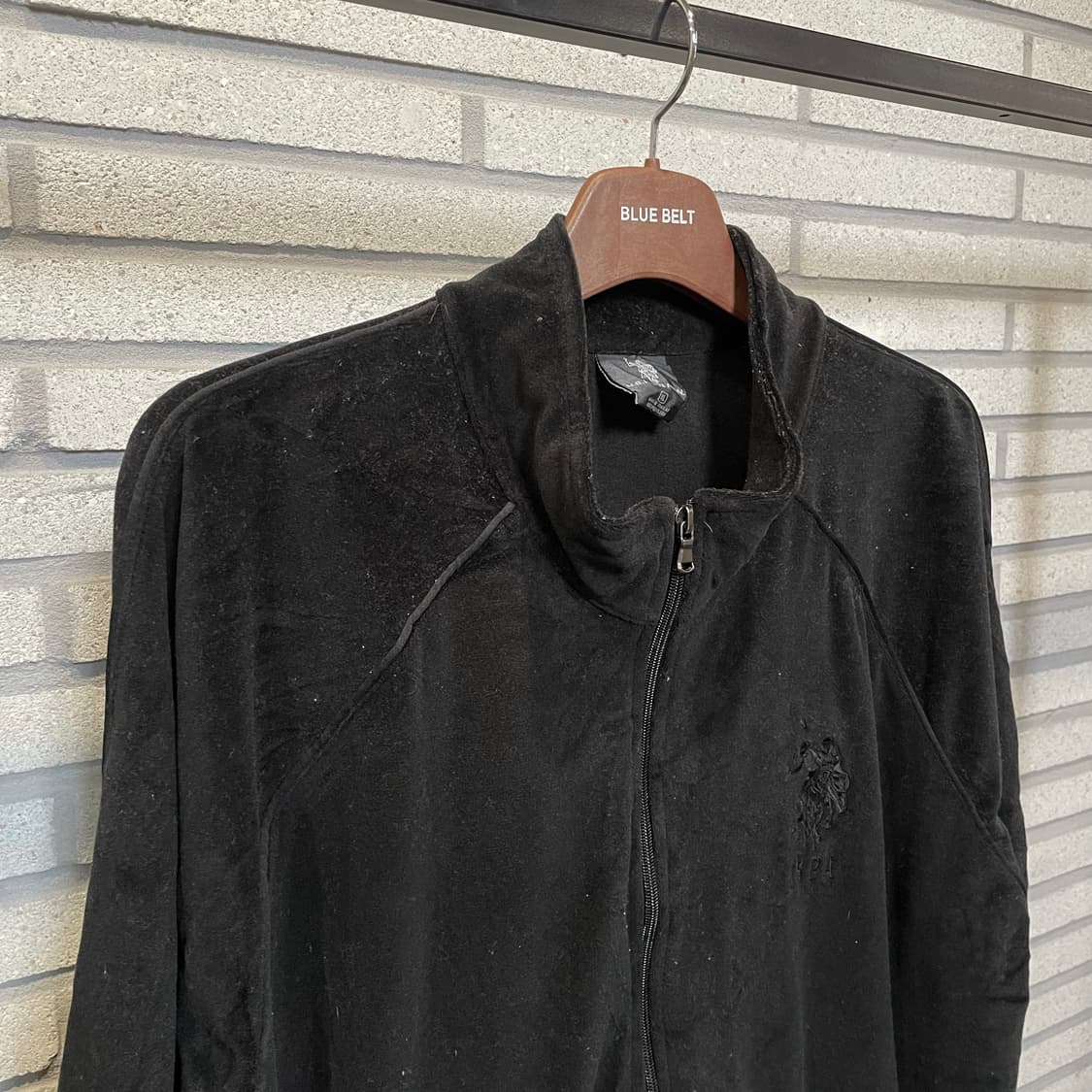 U.S. Polo Assn. 폴로 벨벳 집업 자켓 로고 디테일 블랙 상품이미지4