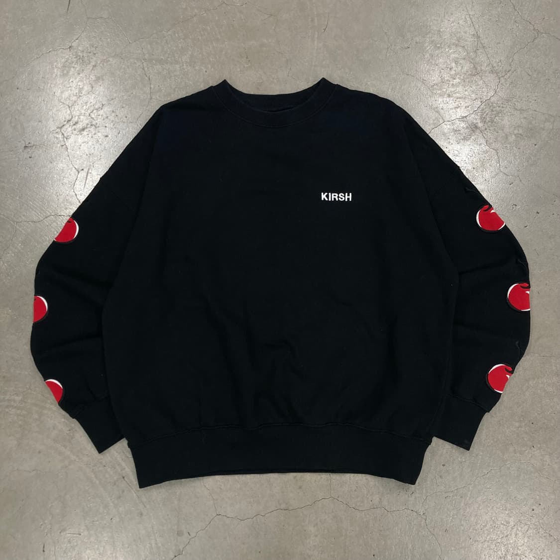 키르시 블랙 컬러 사이드 체리 로고 맨투맨 상품이미지1