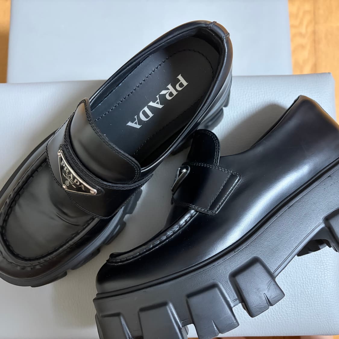 프라다 모놀리드 브러시드 로퍼 상품이미지3