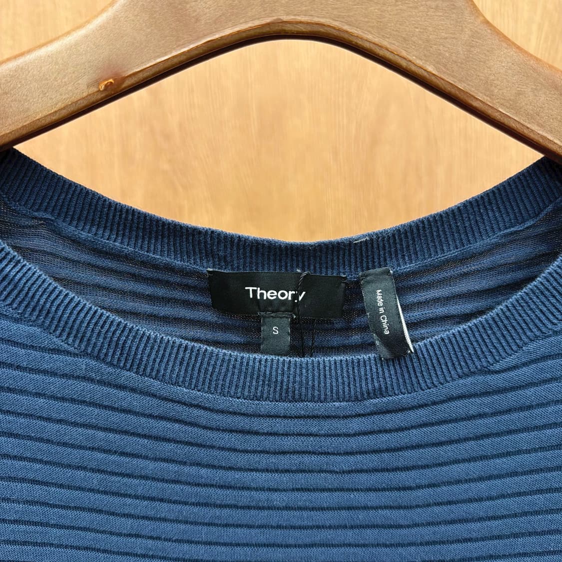 띠어리 라운드넥 반팔 니트 스트라이프 골지 디테일 레귤러핏 블루 상품이미지6