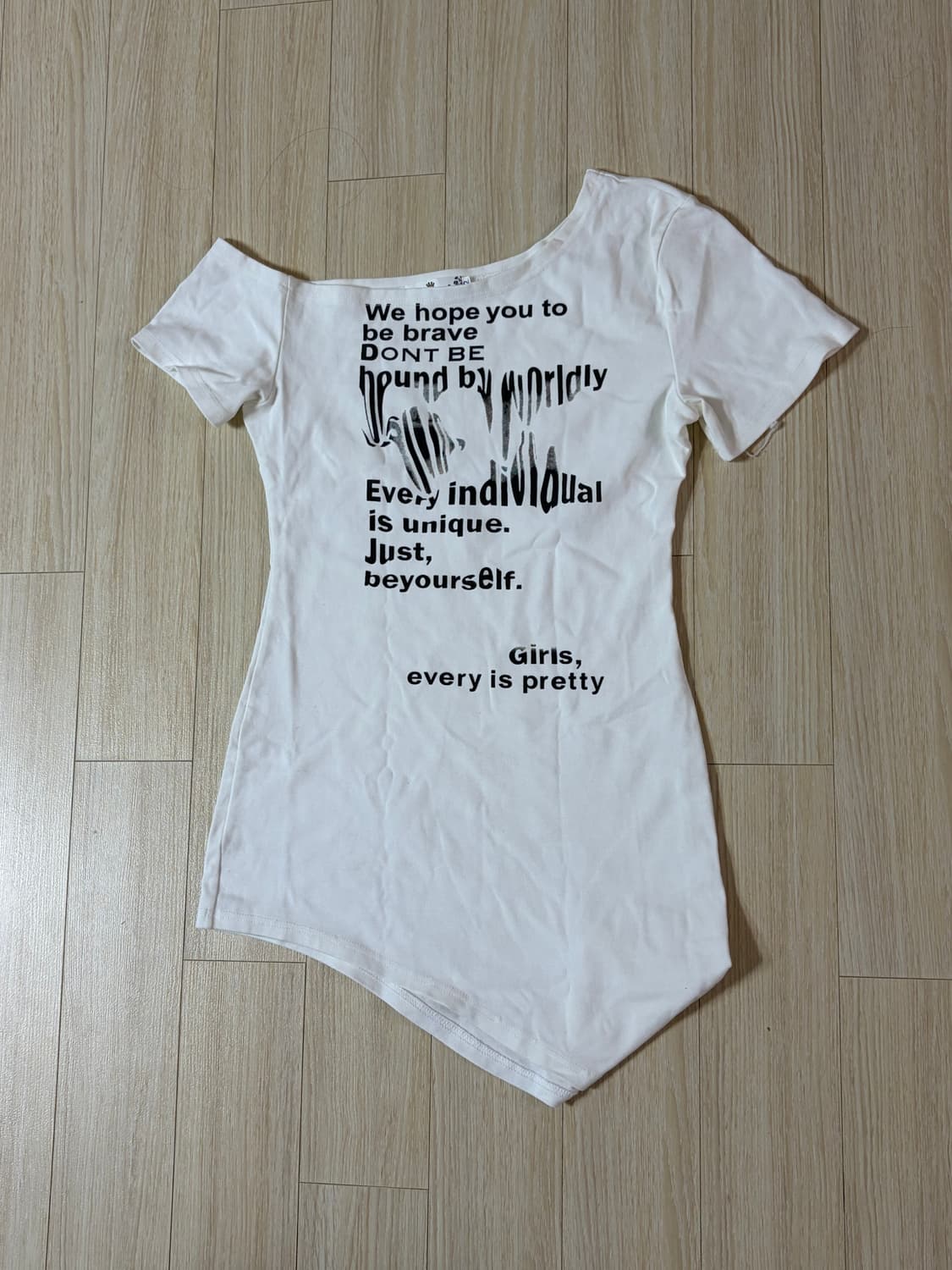 (실착1회) 화이트 언발 원오프숄더 롱반팔티 상품이미지1