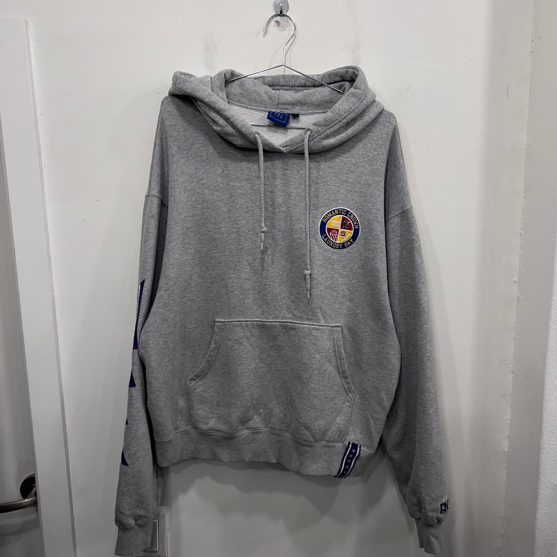 로맨틱크라운 오버핏 와펜로고 후드티 상품이미지2