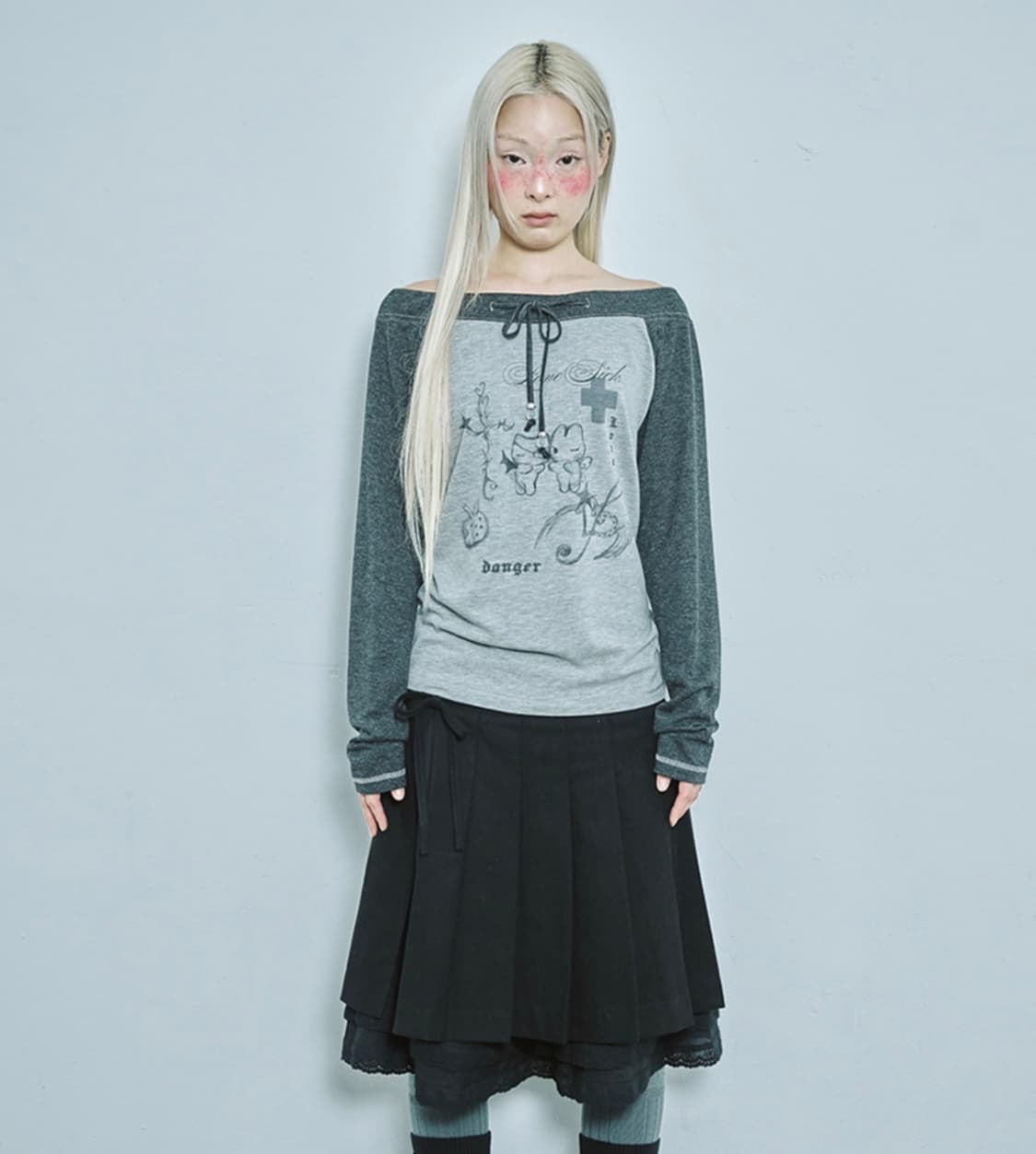 허그유어스킨 러브 시크 드로잉 오프숄더 탑 차콜 상품이미지3