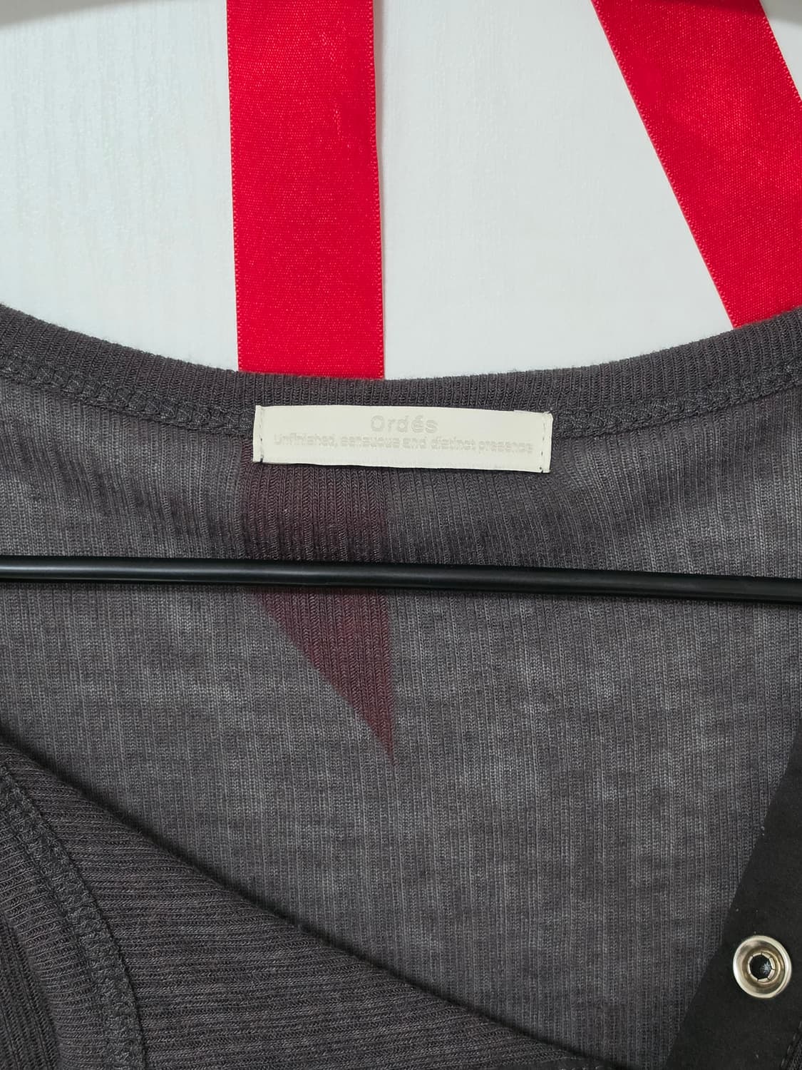 ordes 오데스 스냅 헨리넥 티 차콜 상품이미지4