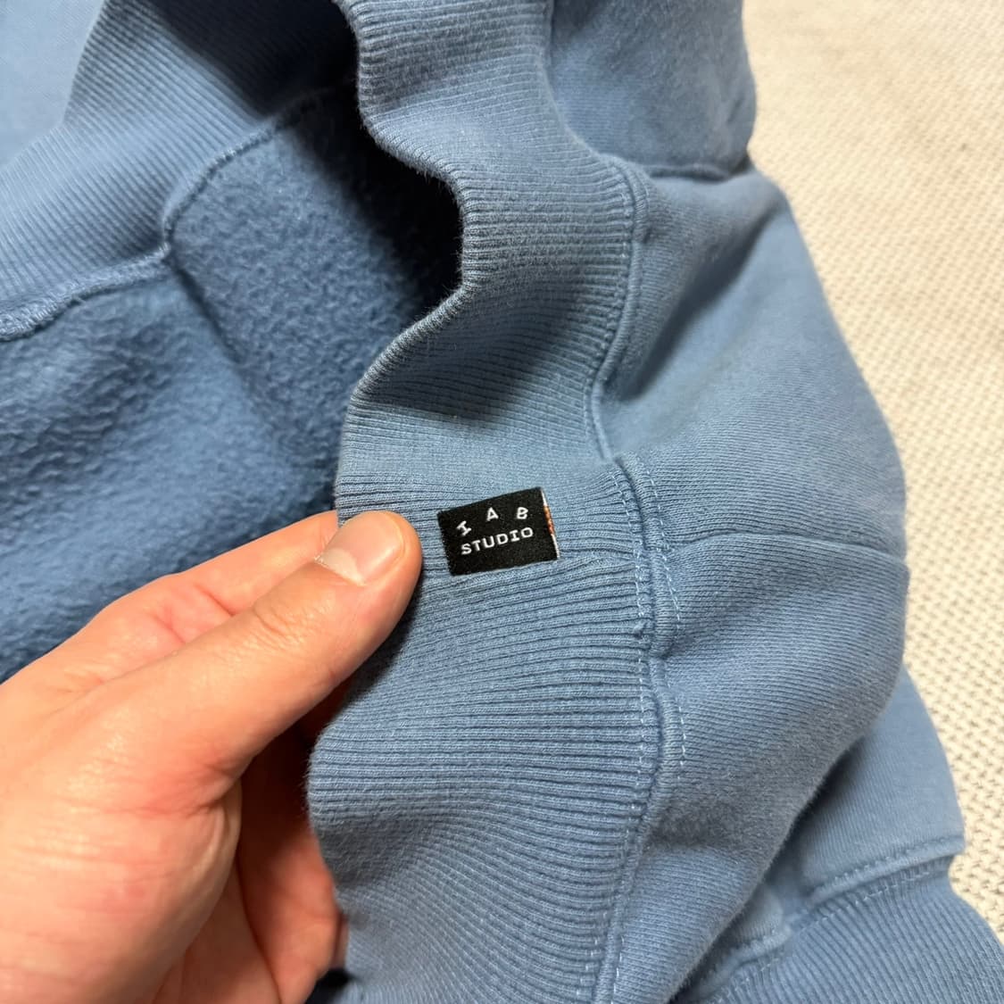 아이앱 스튜디오 x 취미가 애쉬 블루 후드티 상품이미지5