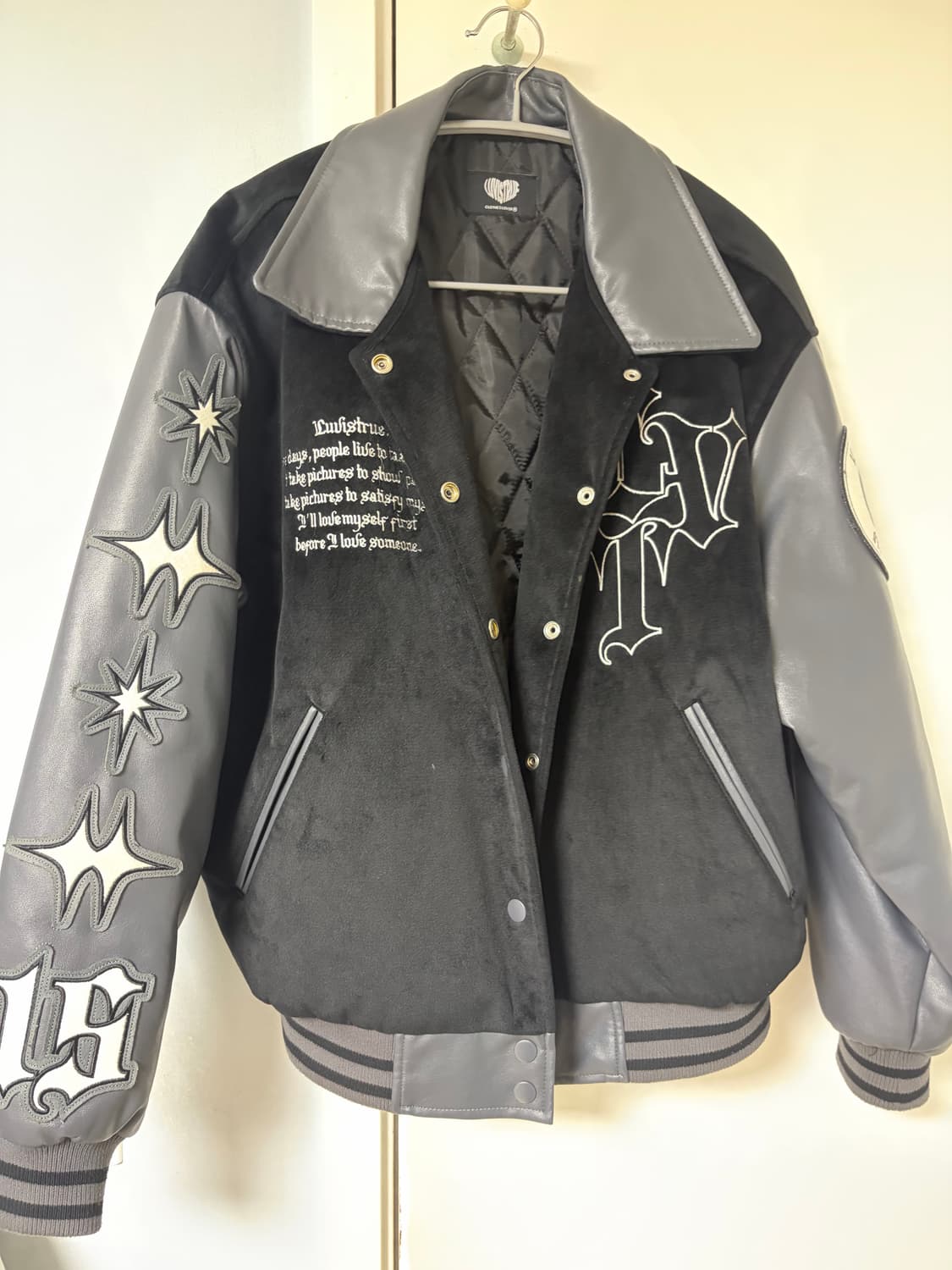 러브이즈트루 바시티 자켓  상품이미지1