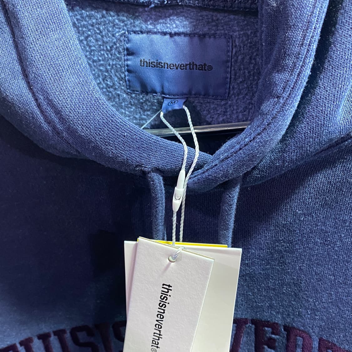 디스이즈네버댓 미들로고 네이비 후드티 B3350 상품이미지3