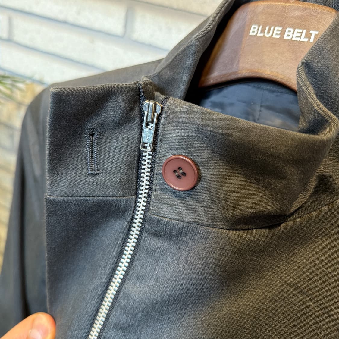 오조크 스탠카라 미니멀 자켓 커브드 절개 디테일 슬림핏 차콜 상품이미지7