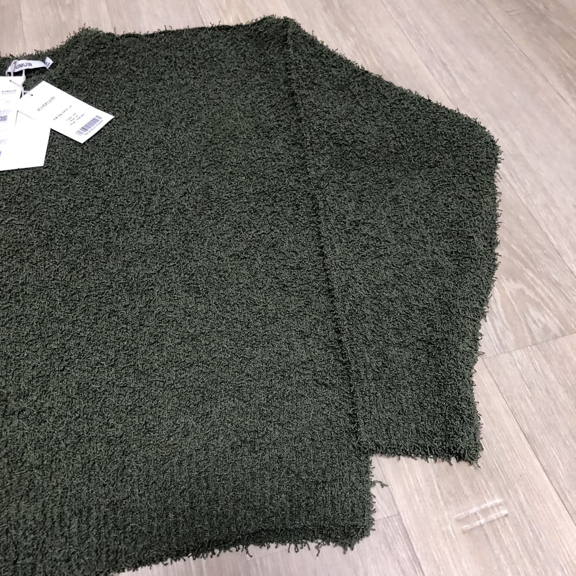 (M) 새상품 키뮤어 KIIMUIR 부클 테일 크루넥 니트 카키 상품이미지5