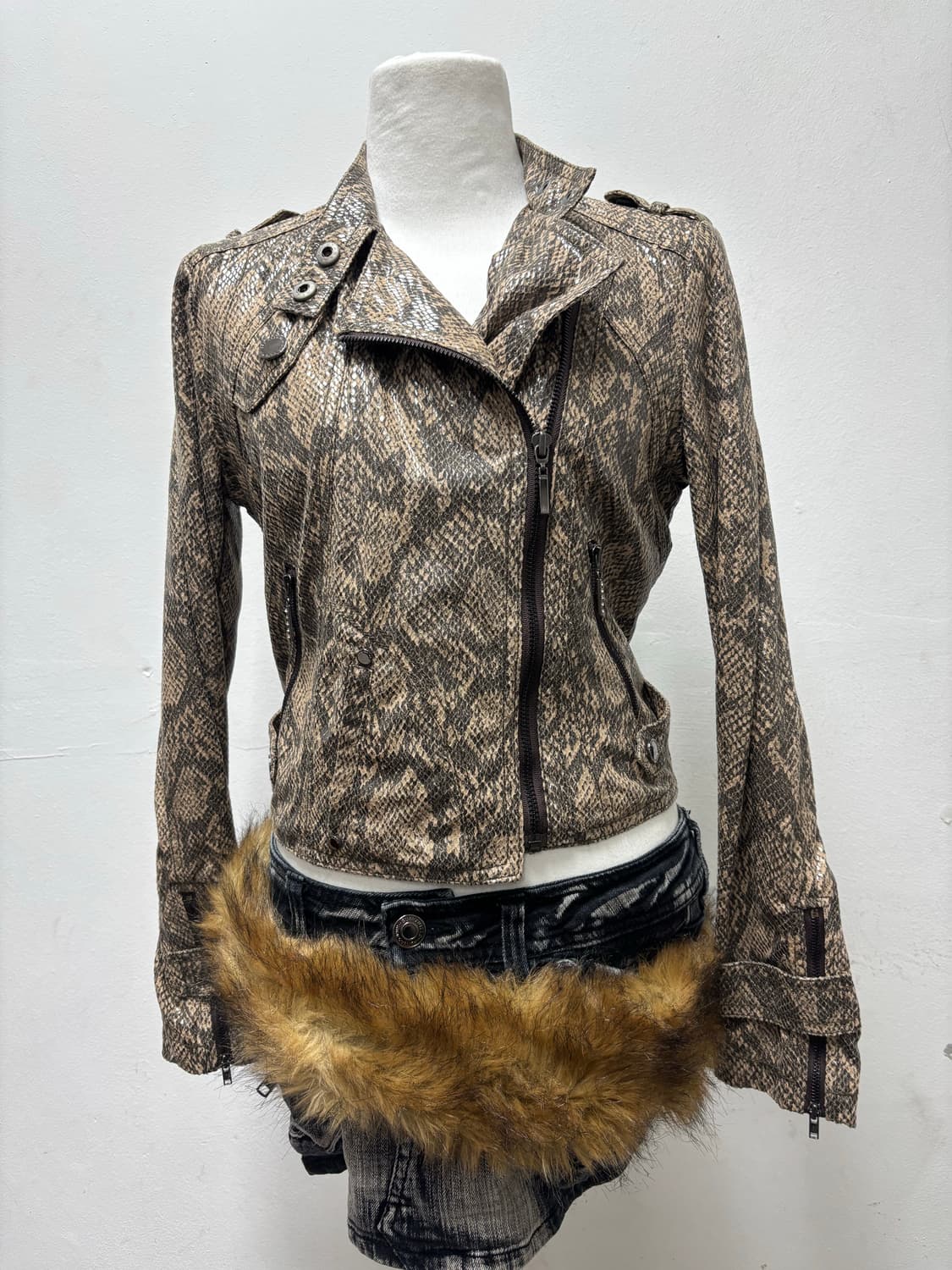 [GGPX]Snake Pattern 00’s Slim Fit Neck D 상품이미지2