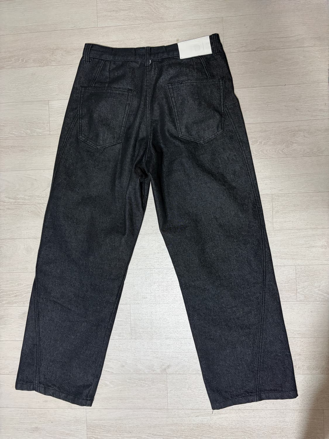 데케트 커브드 와이드 진 블랙 색상 상품이미지3