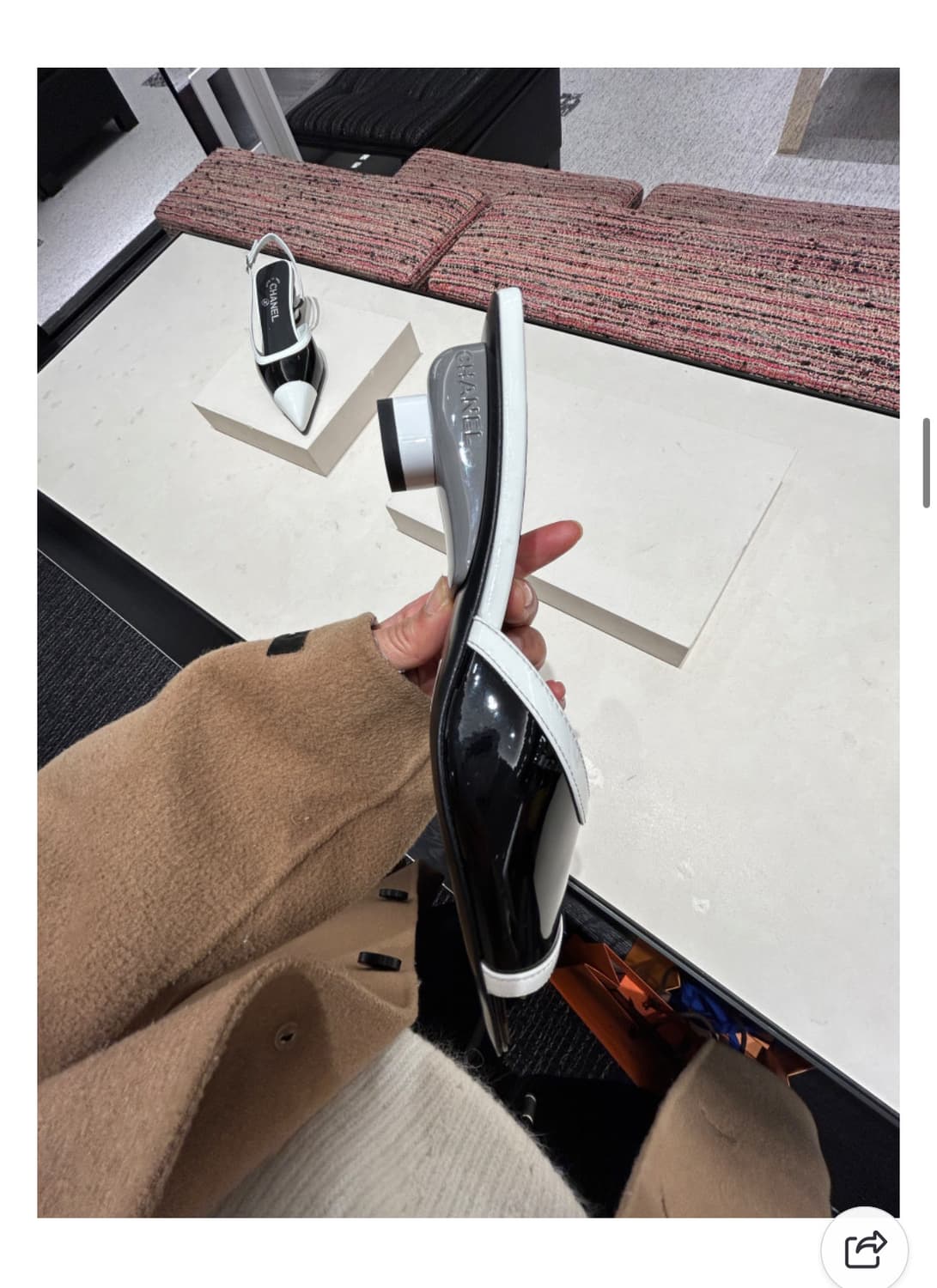 샤넬 24C 에나멜 뮬 슬리퍼 블랙 G45379 38사이즈 상품이미지5