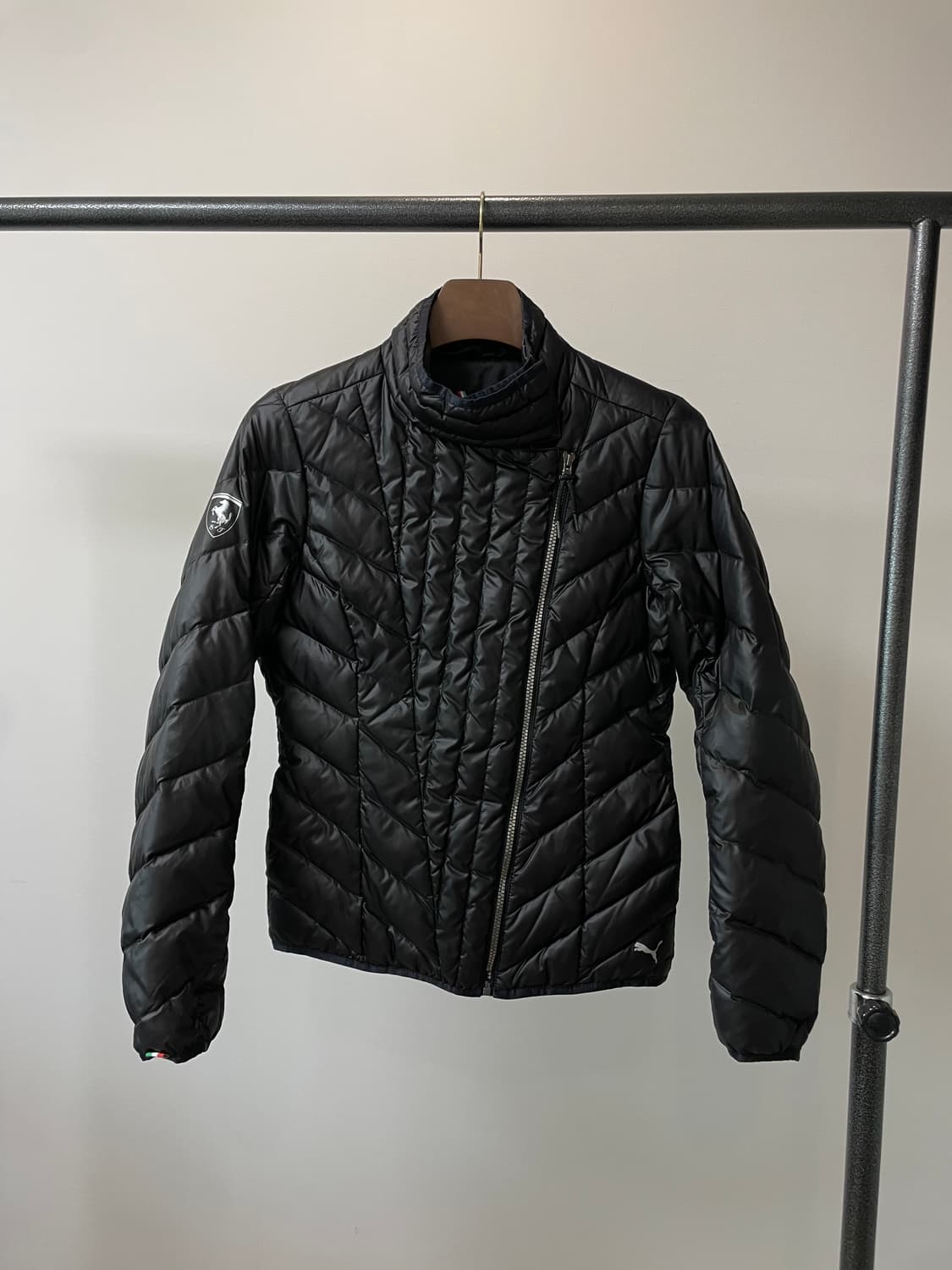 (L) 푸마 x 페라리 사선 지퍼 덕다운 경량 패딩 상품이미지1