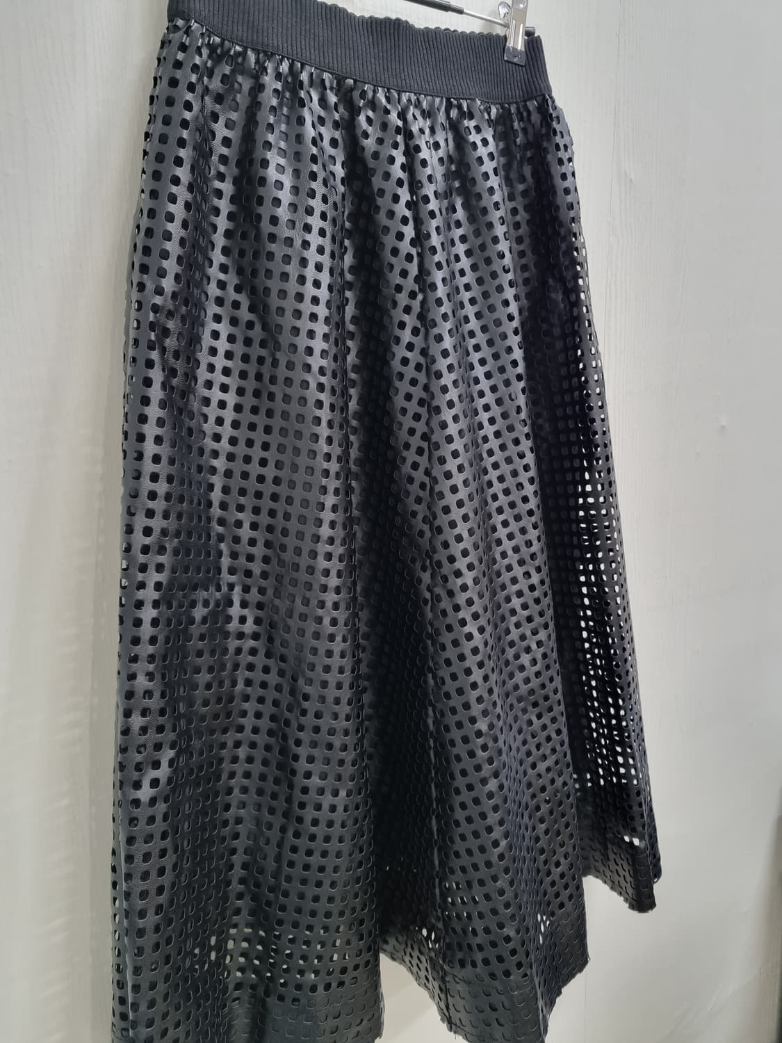 J by RaRa 새제품 블랙 펀칭 롱 스커트 55, 66사이즈 상품이미지6
