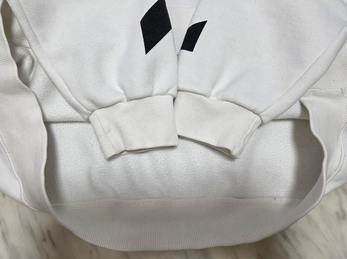 오프화이트 프린트 맨투맨  상품이미지6