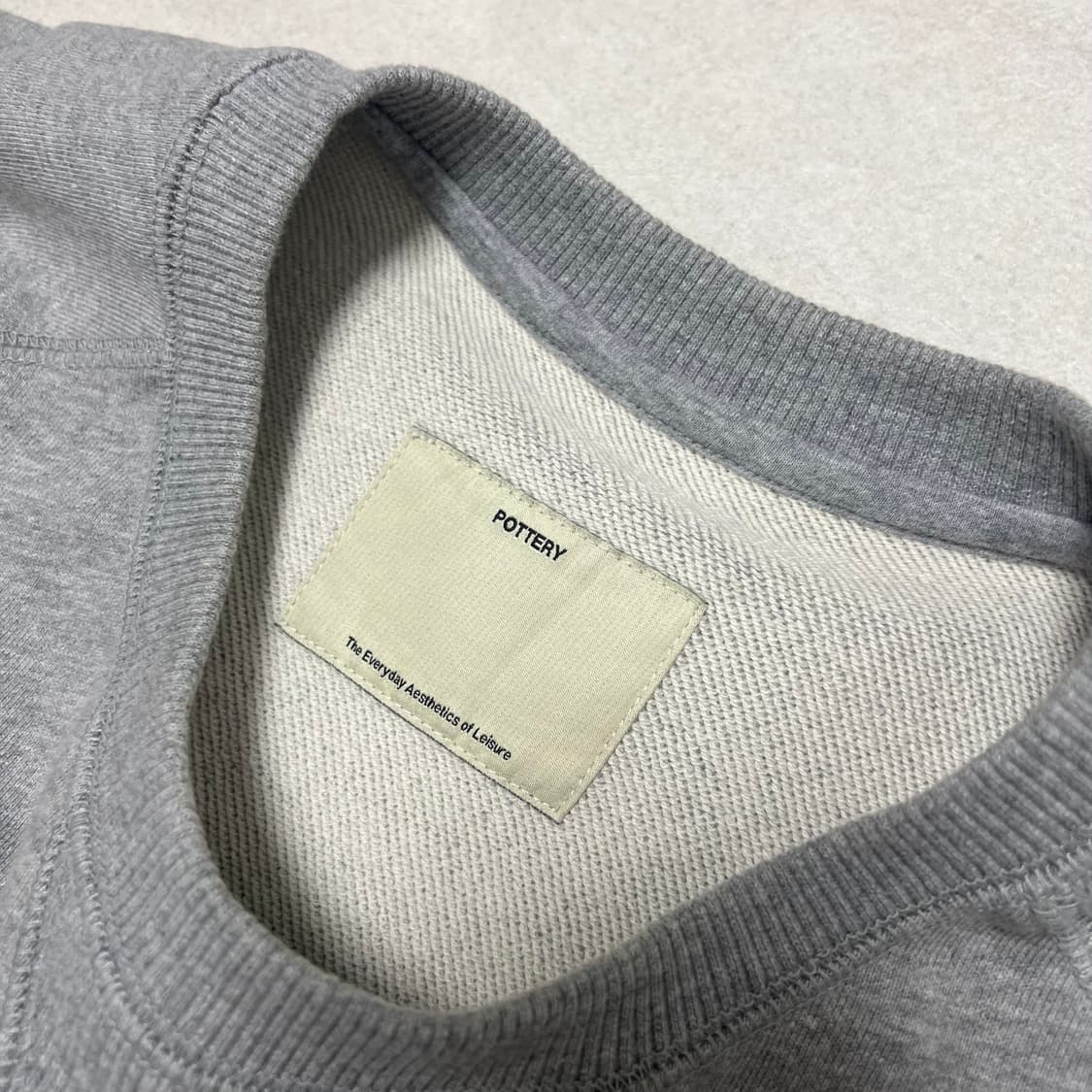 포터리 멜란지 그레이 맨투맨 스웻셔츠 상품이미지4