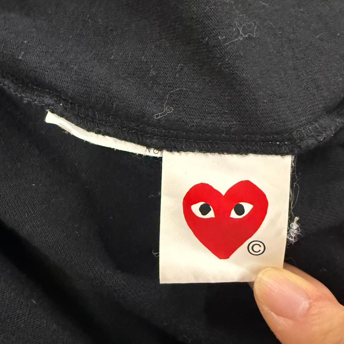꼼데가르송 블랙 골드 와펜 반팔 티 상품이미지5