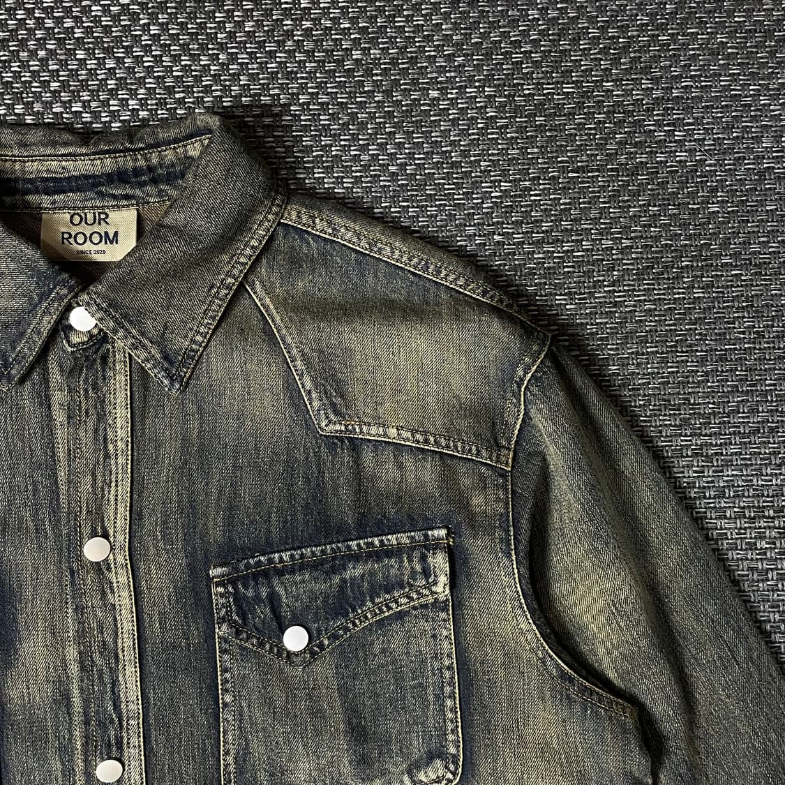 OUR ROOM 딥워싱 투포켓 데님 긴팔 셔츠 상품이미지3