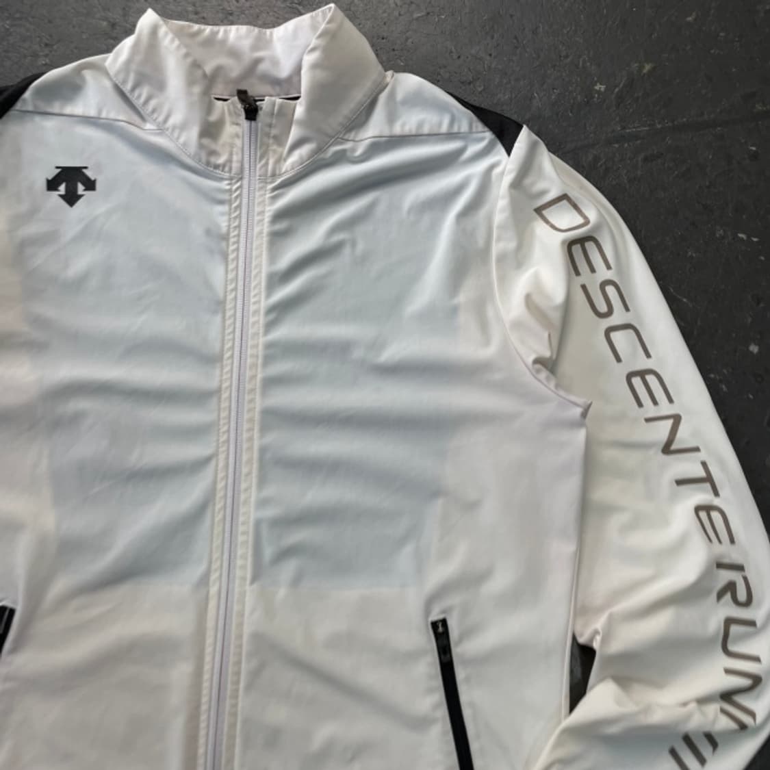 100 데상트 경량 집업 상품이미지2