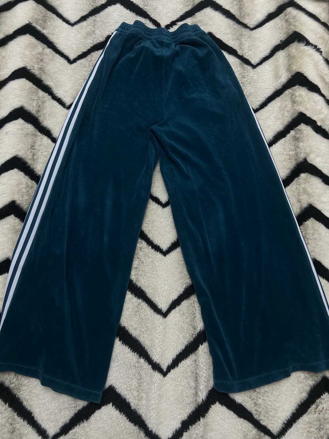 [M]아디다스 오리지널 벨루어 와이드 트임 팬츠 상품이미지4