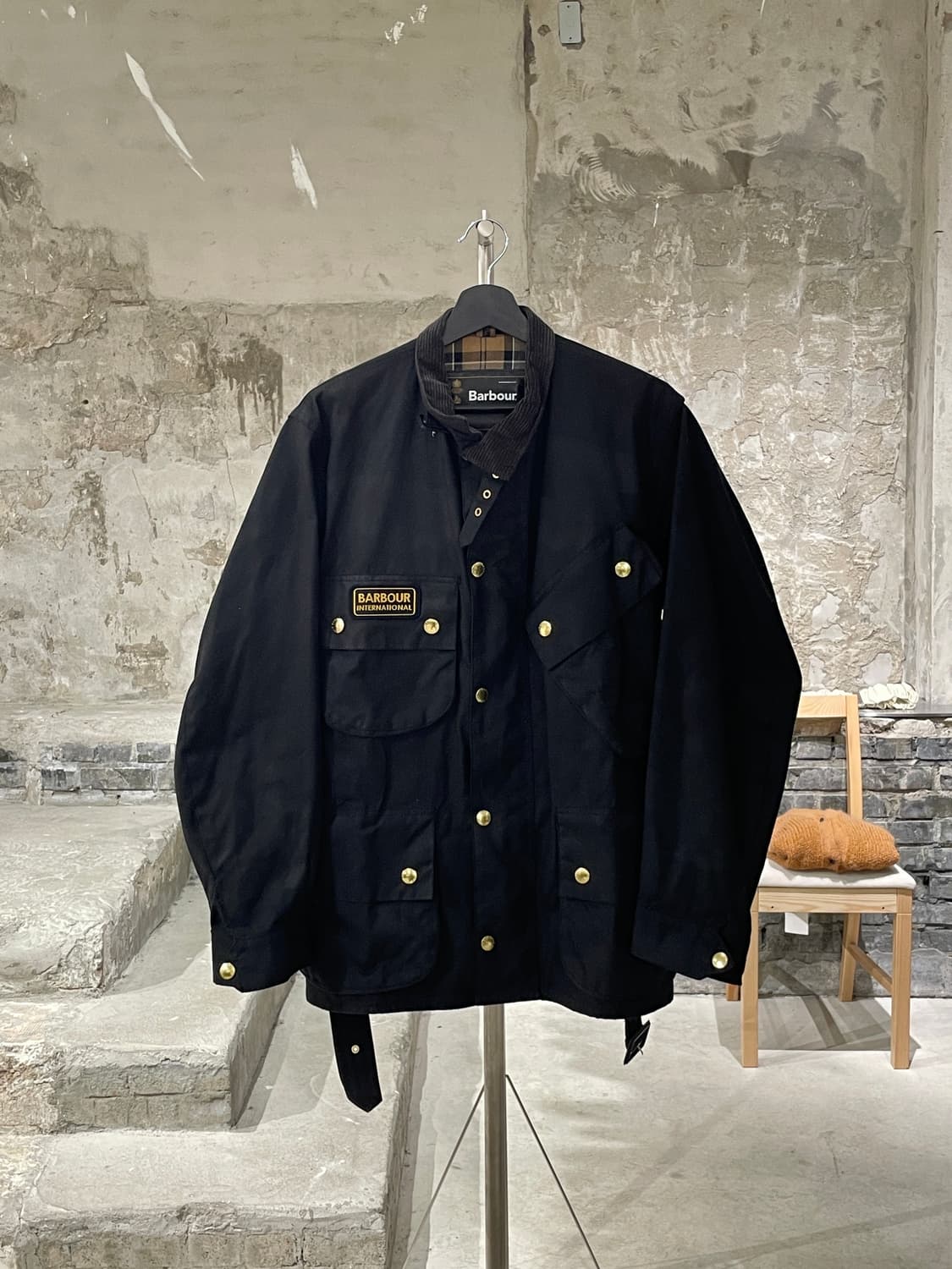 바버 인터내셔널 21A/W 블랙 금장 버튼 왁스 자켓 상품이미지1