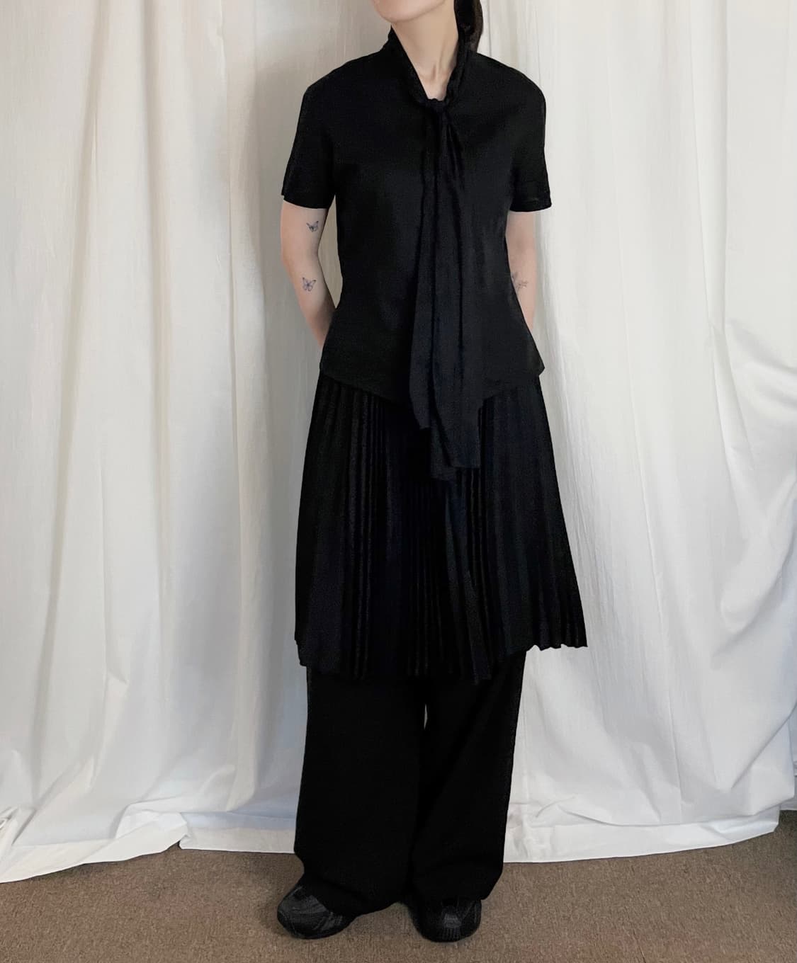 Scarf Tie Fitted Blouse - Black 상품이미지2