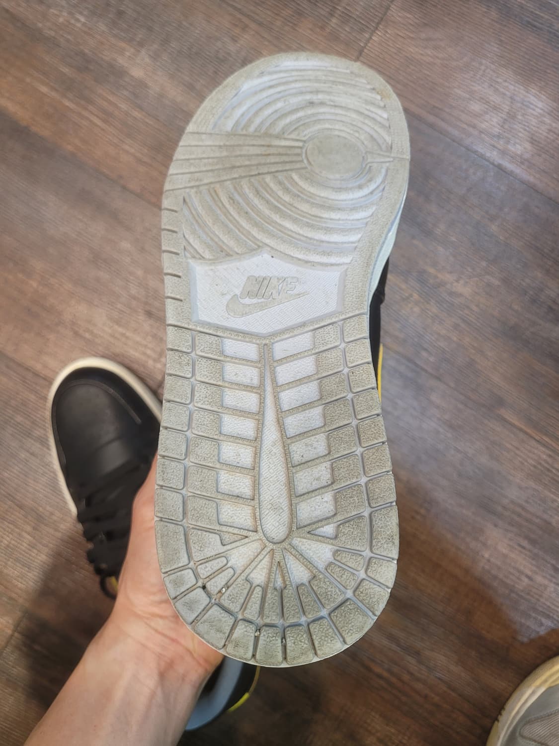 나이키 에어 조던 1 미드 썬더 290 상품이미지4