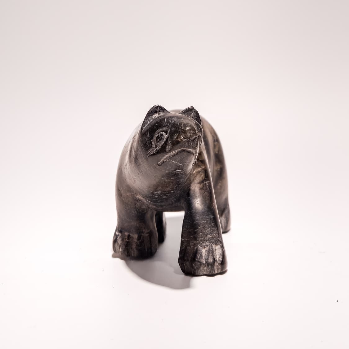 Inuit Hand-carved Soapstone Polar Bear 상품이미지2