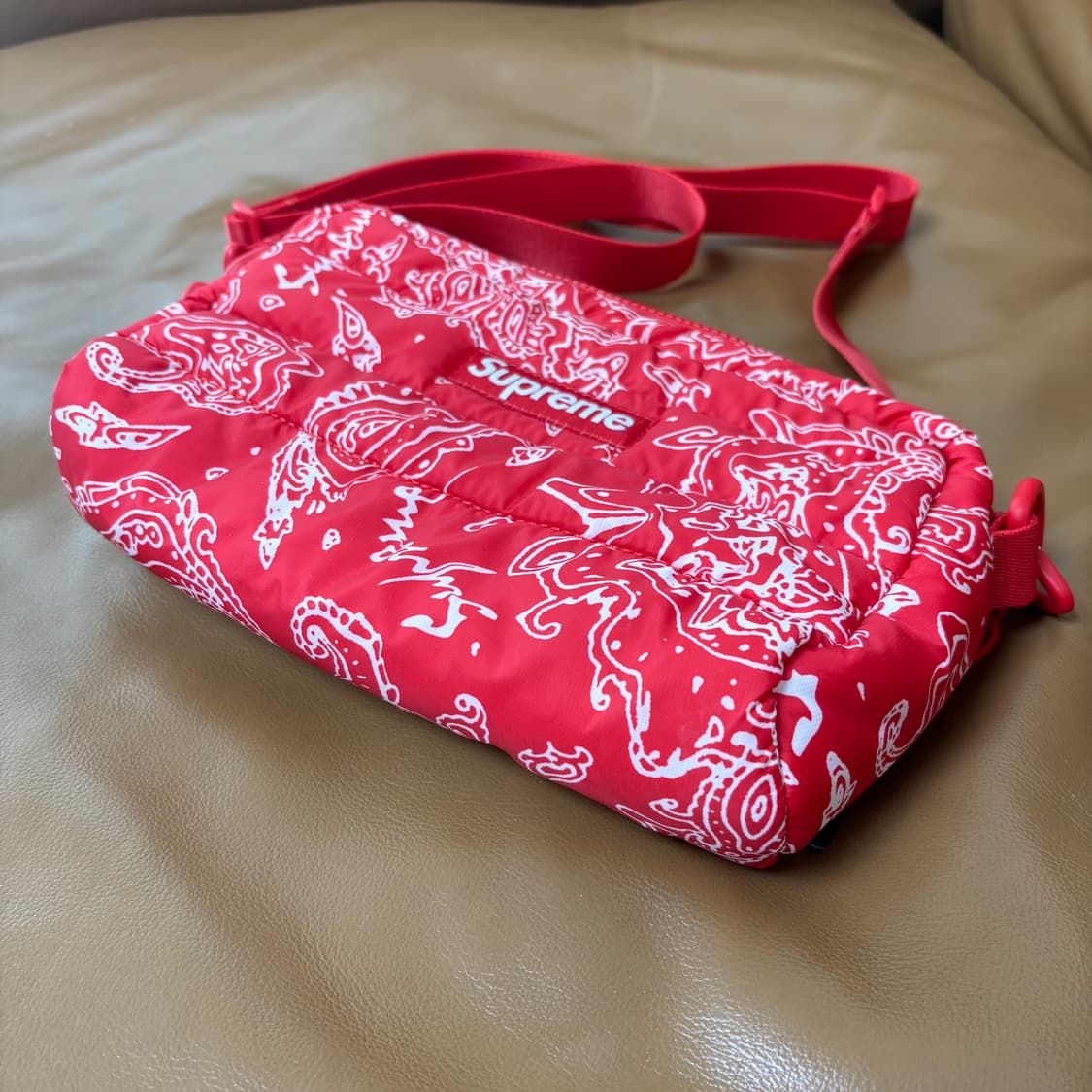 슈프림 퍼퍼 사이드백 레드 페이즐리 반다나 22FW 상품이미지4