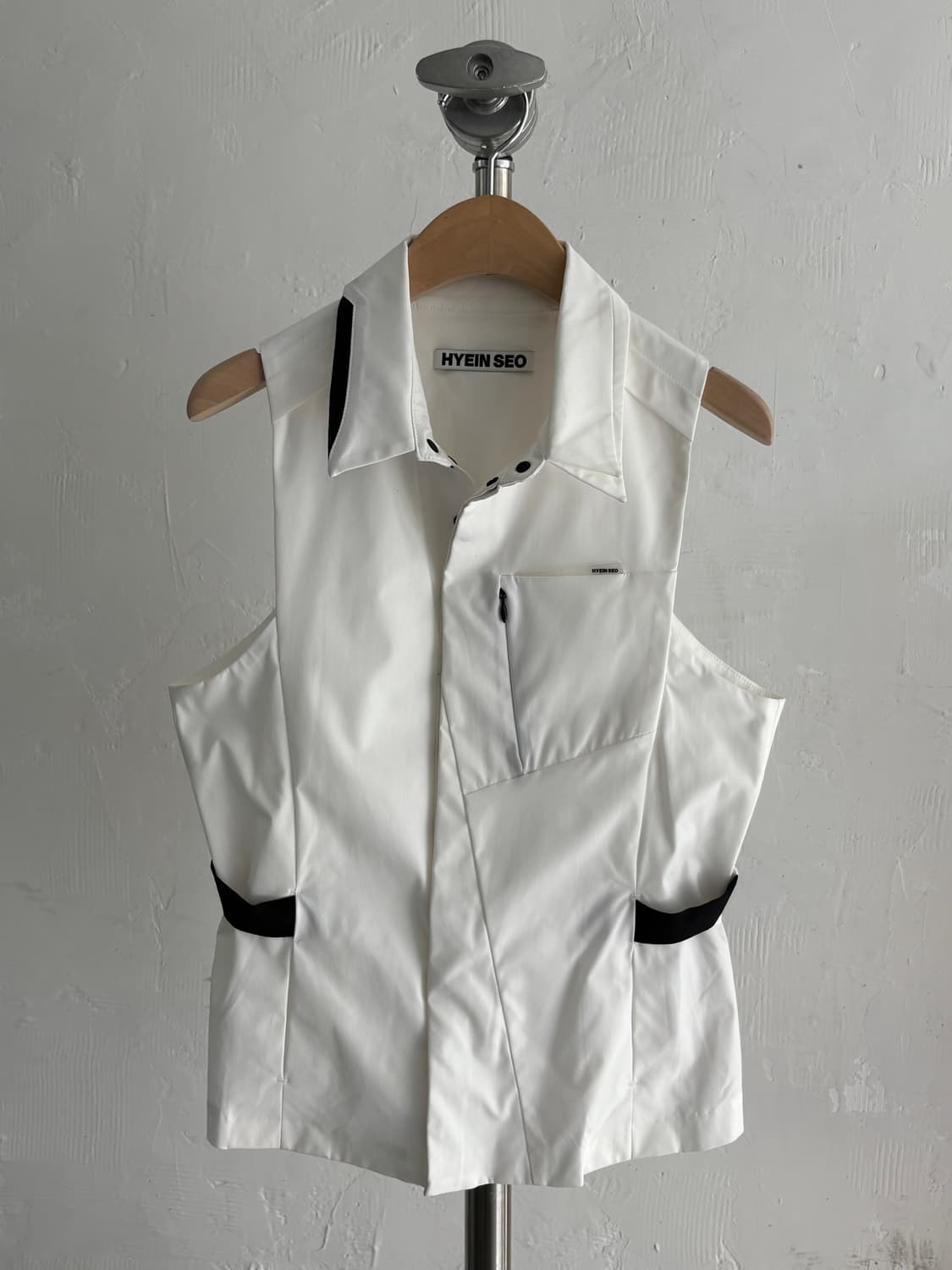 Hyein Seo 혜인서 화이트 컬러 슬리브리스 셔츠  상품이미지1