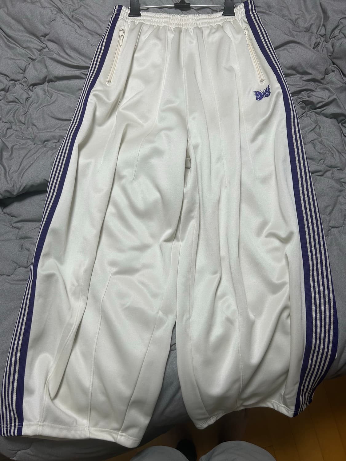 니들스 hd 트랙팬츠 폴리 스무스 아이스 화이트 (화이트 퍼플) 상품이미지1