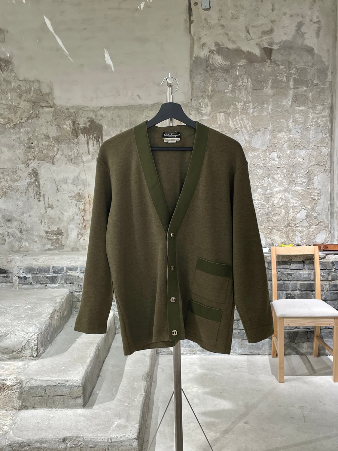 살바토레 페라가모 카키 사이드 포켓 울 버튼 가디건 상품이미지1