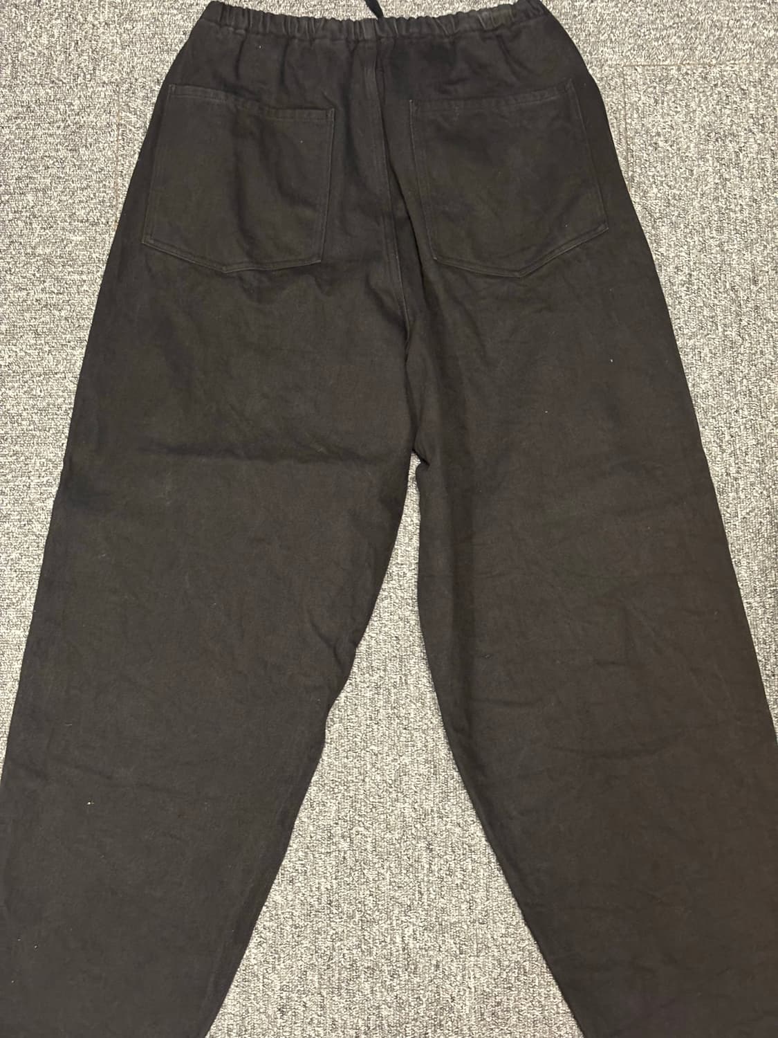 코모리 블랙 드릴 테이퍼드 팬츠 상품이미지5