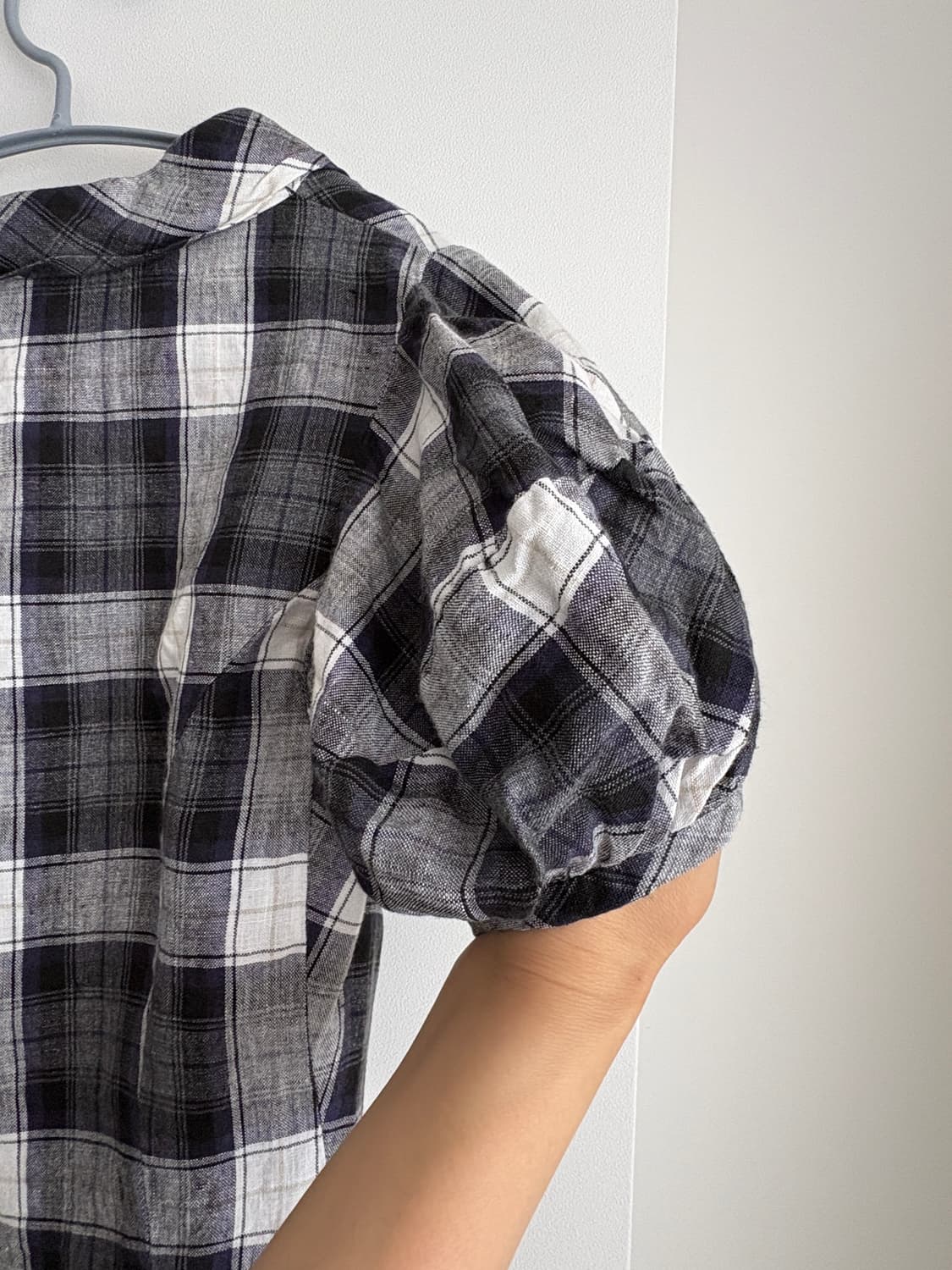 이자벨마랑 퍼프소매 언발 체크 린넨 블라우스 0 상품이미지5