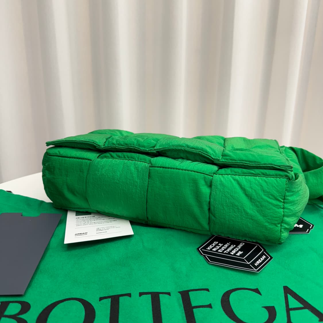 [정품] 보테가베네타 패딩 테크 카세트백 그린 상품이미지4