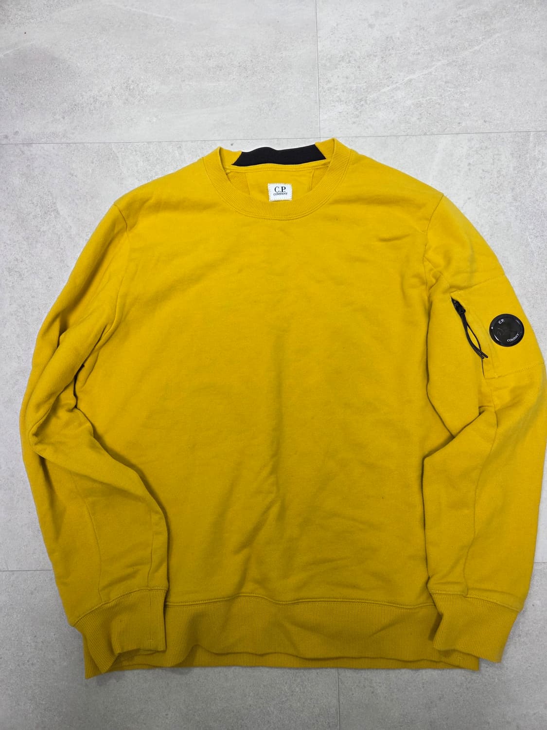 CP컴퍼니의 노란색 맨투맨 상품이미지1