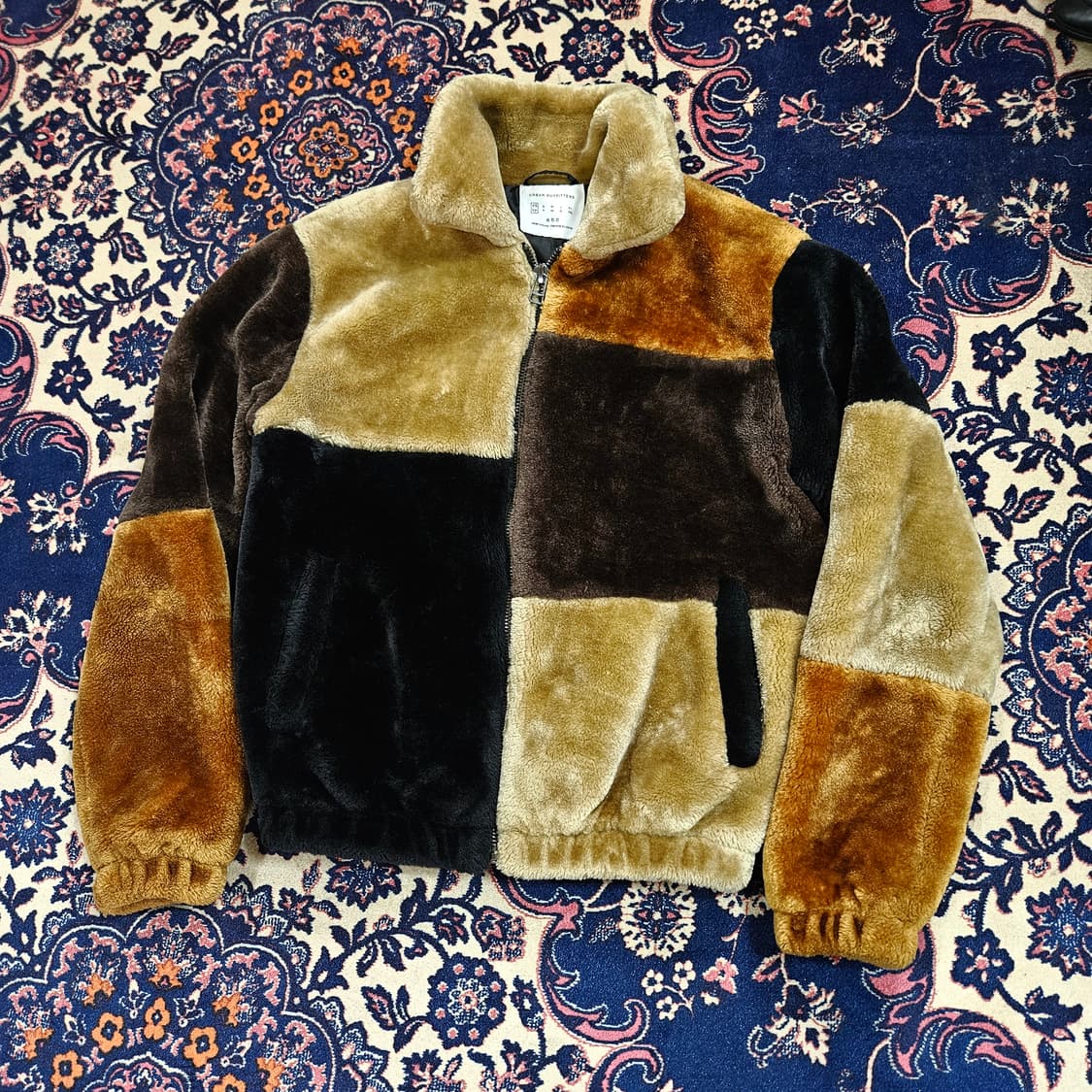 어반아웃피터스 Faux Fur UO 패치 워크 집업 자켓  상품이미지5