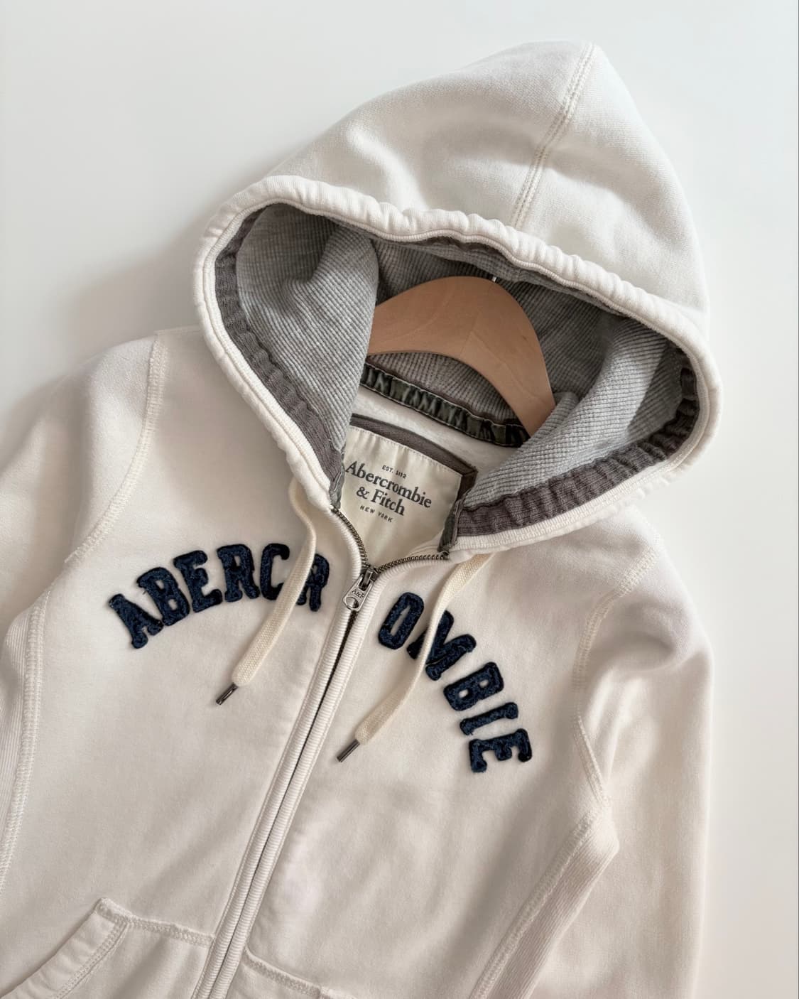 Abercrombie & Fitch 아베크롬비 아이보리 와펜 레터링 후드 상품이미지2