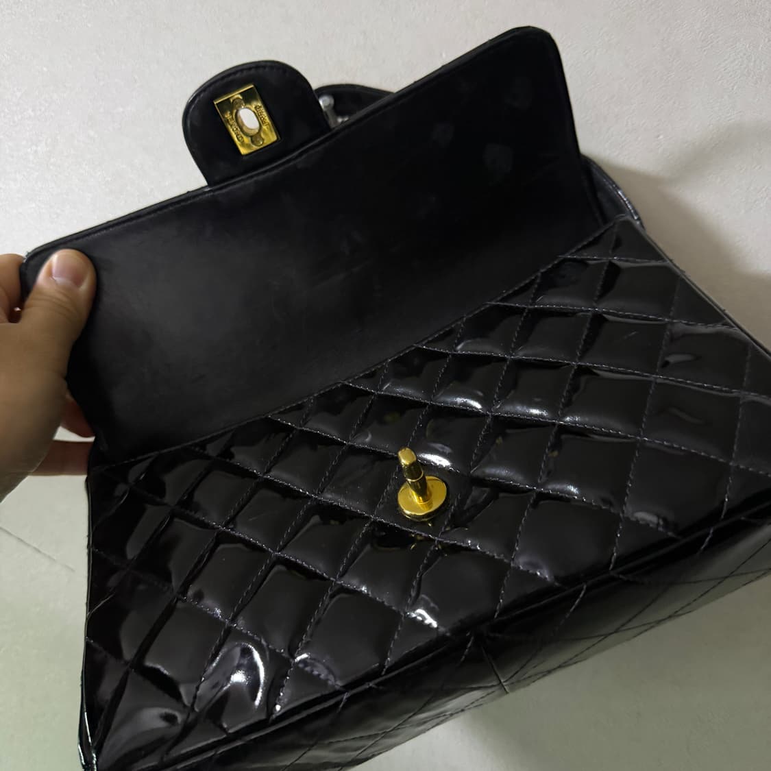 샤넬 블랙 페이던트 퀼팅 CC 양면 숄더백 상품이미지7