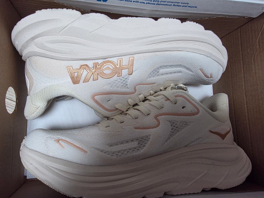 호카 클리프톤10 베이지색 런닝화 상품이미지1