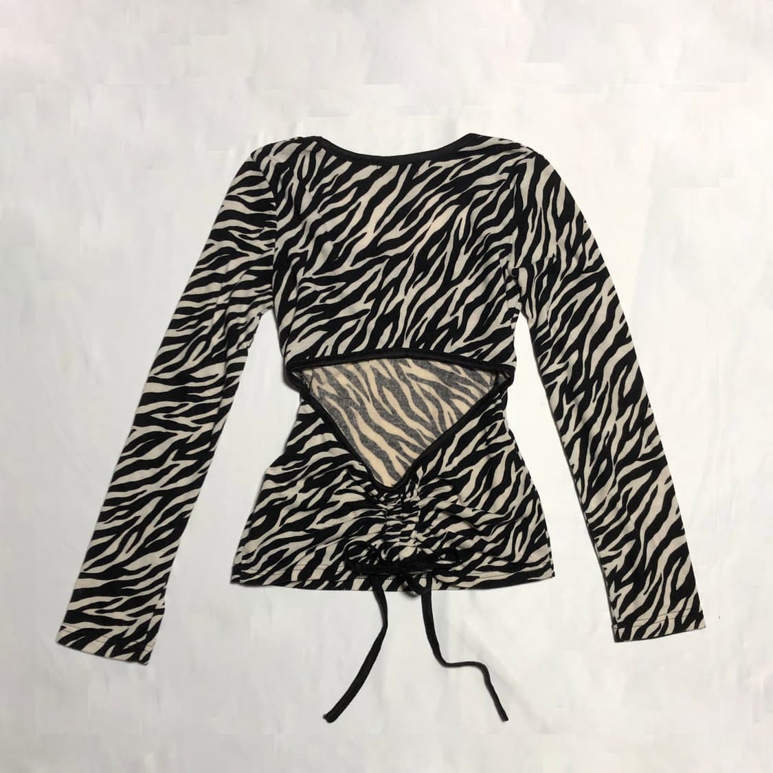 지브라 백 오픈 셔링 탑 블랙 화이트 상품이미지1