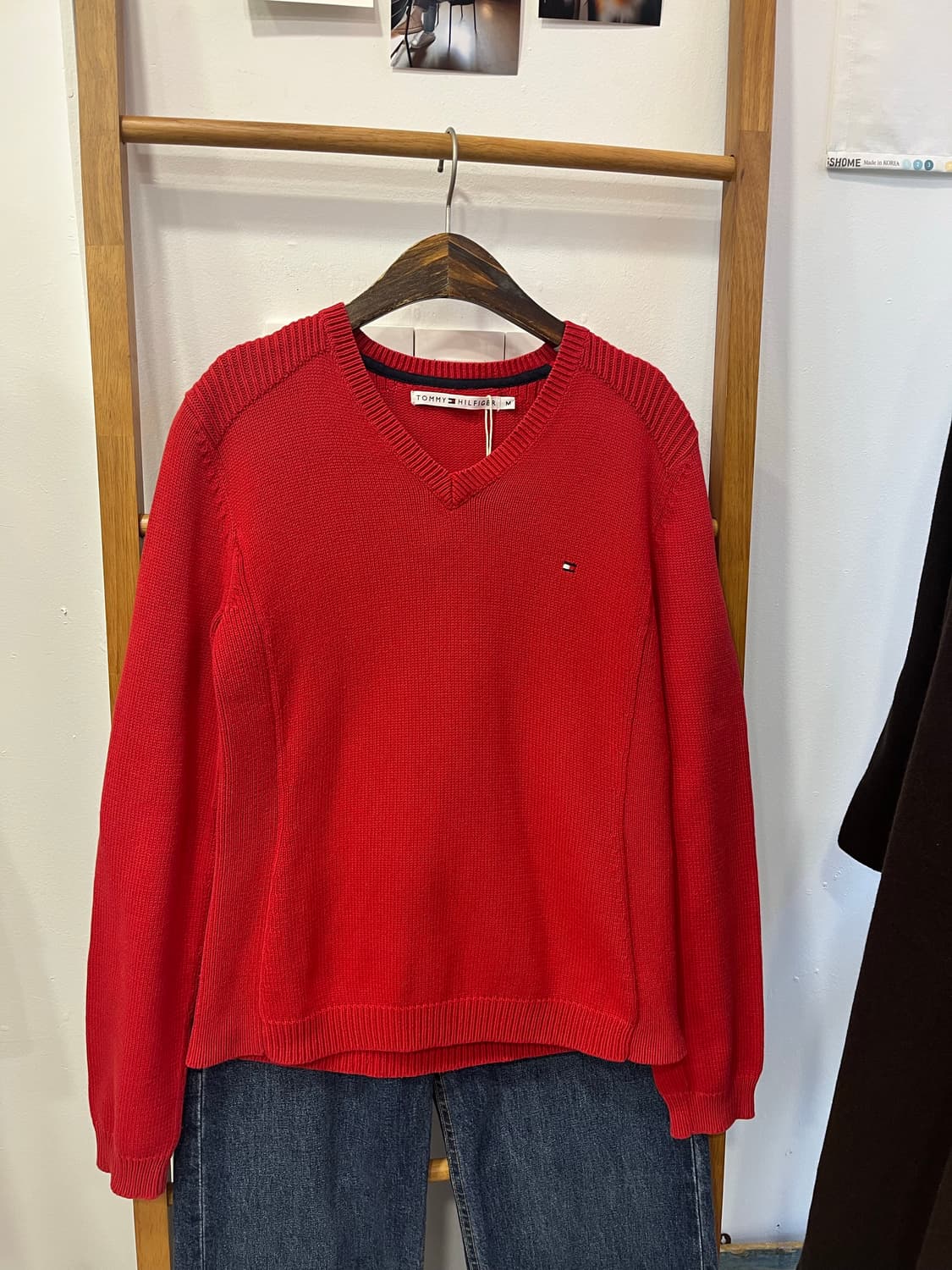 타미힐피거 레드 브이넥니트 상품이미지1