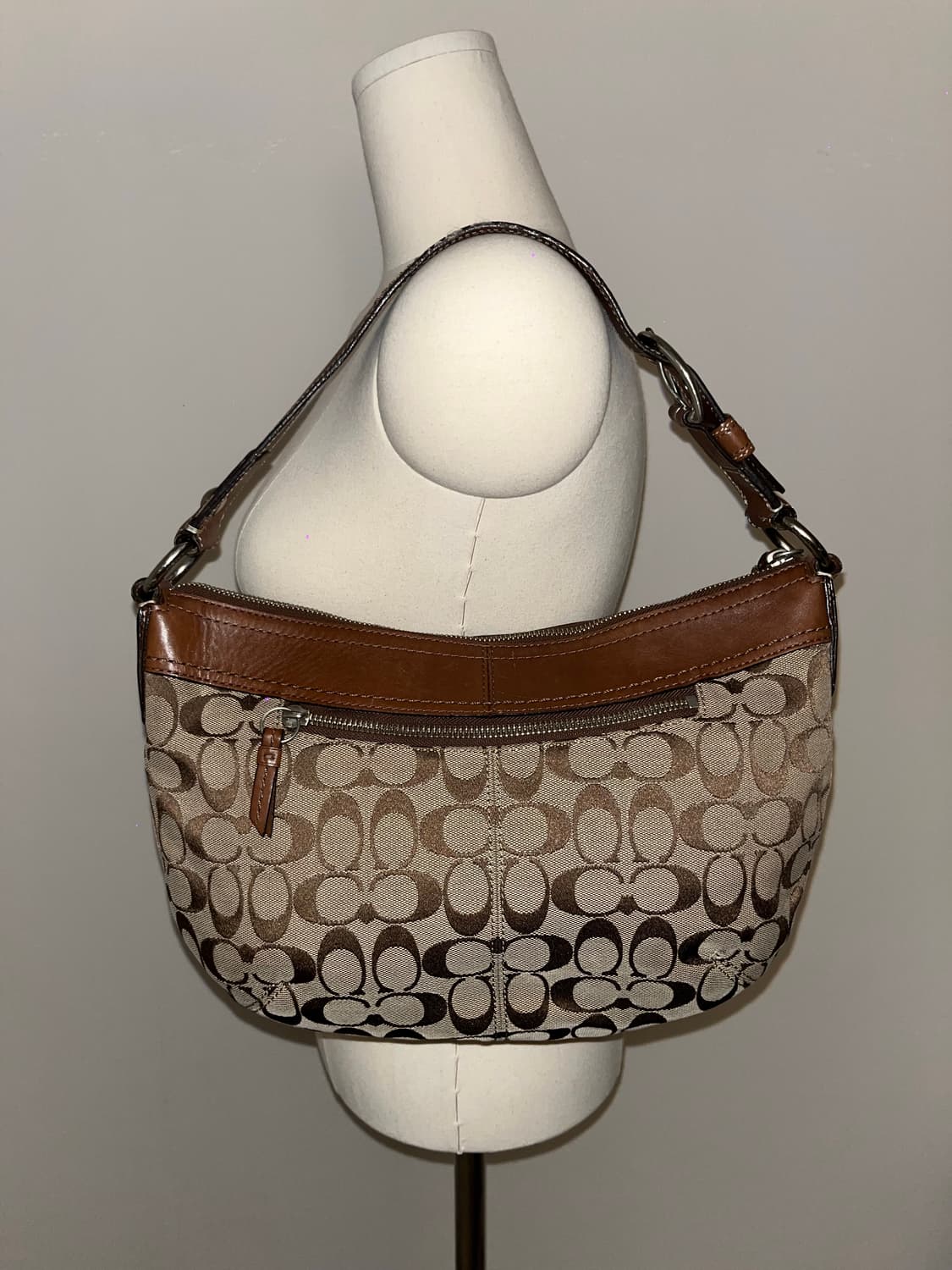 Coach Beige Half Moon Bag 상품이미지3