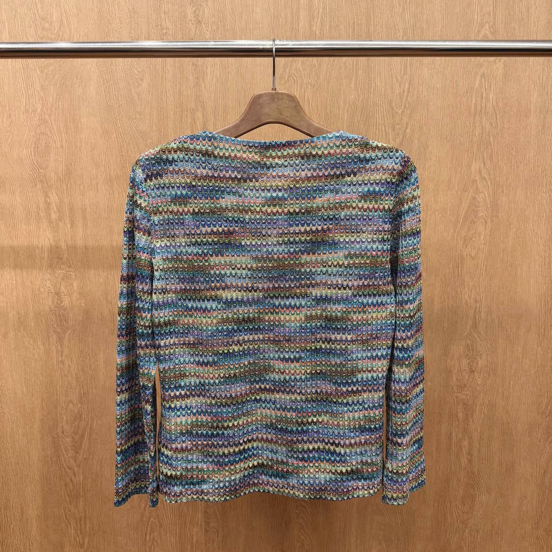 미쏘니 라운드넥 니트 롱슬리브탑 웨이브 패턴 디테일 멀티컬러 상품이미지3