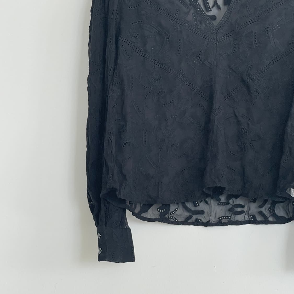 21년식 이로 블랙 레이스 V 넥 코튼 블라우스 상품이미지4