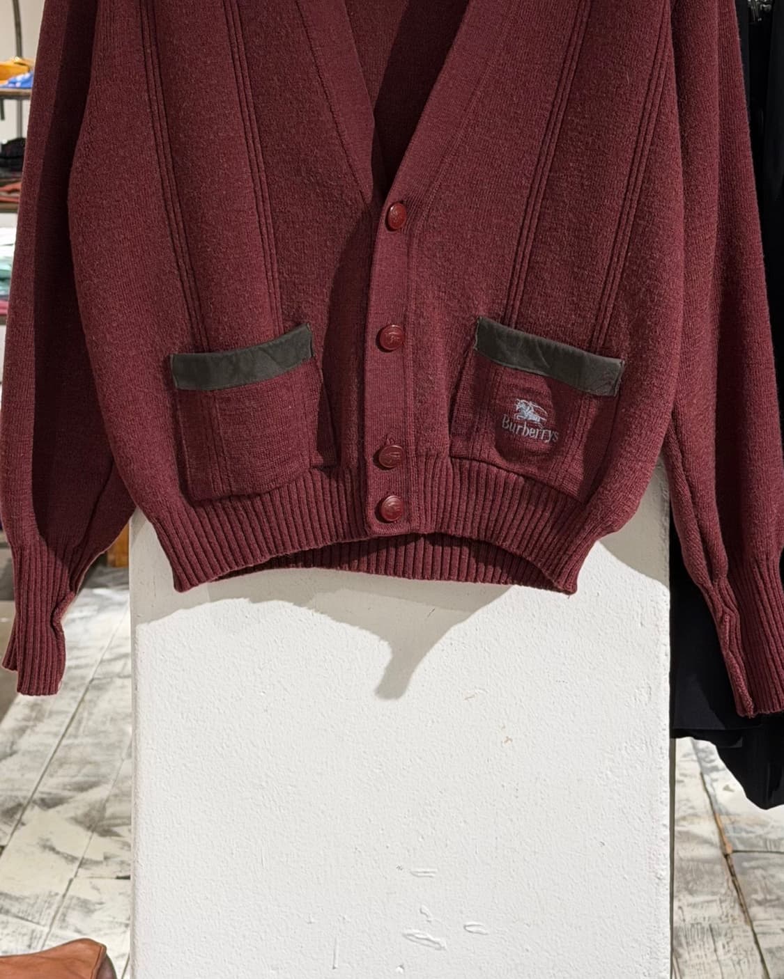 버버리 버건디 코만도 레더패치 브이넥 가디건 상품이미지5