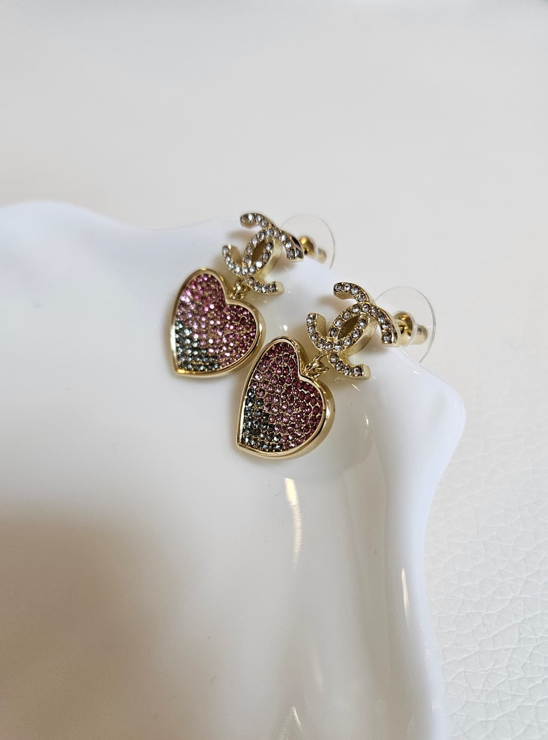 샤넬 업사이클링 하트 큐빅 드롭 귀걸이 상품이미지2