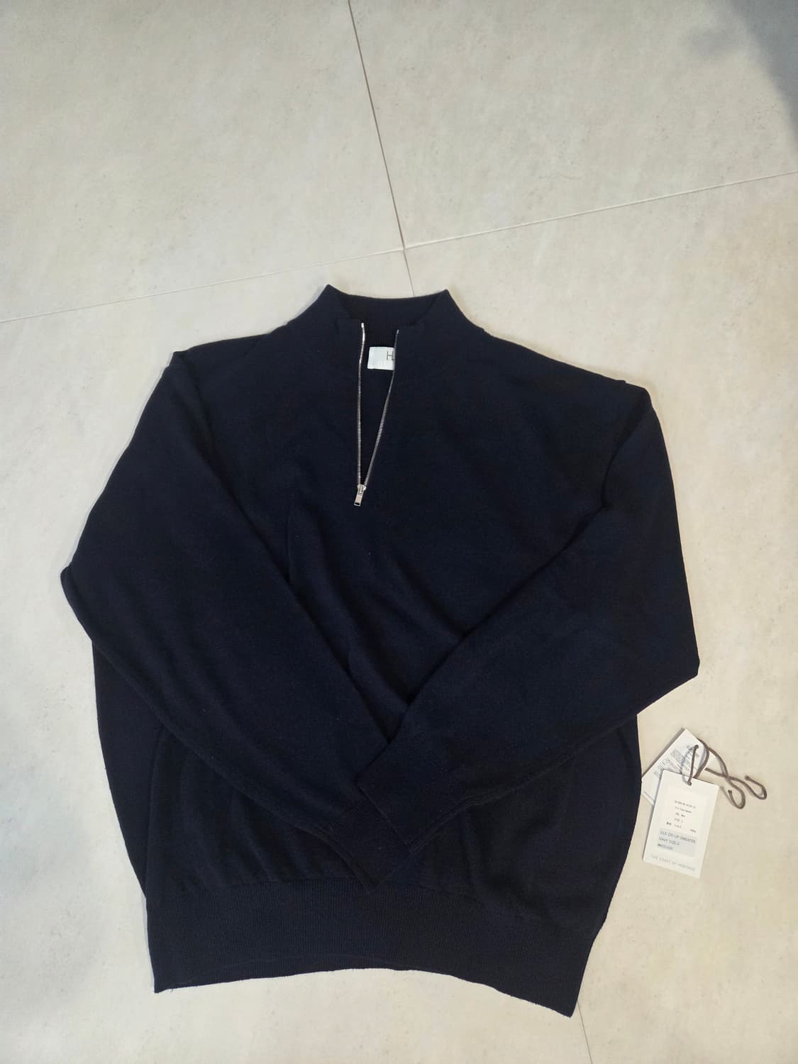 헤릴 26ss 실크 집업 스웨터 네이비 2사이즈 상품이미지3