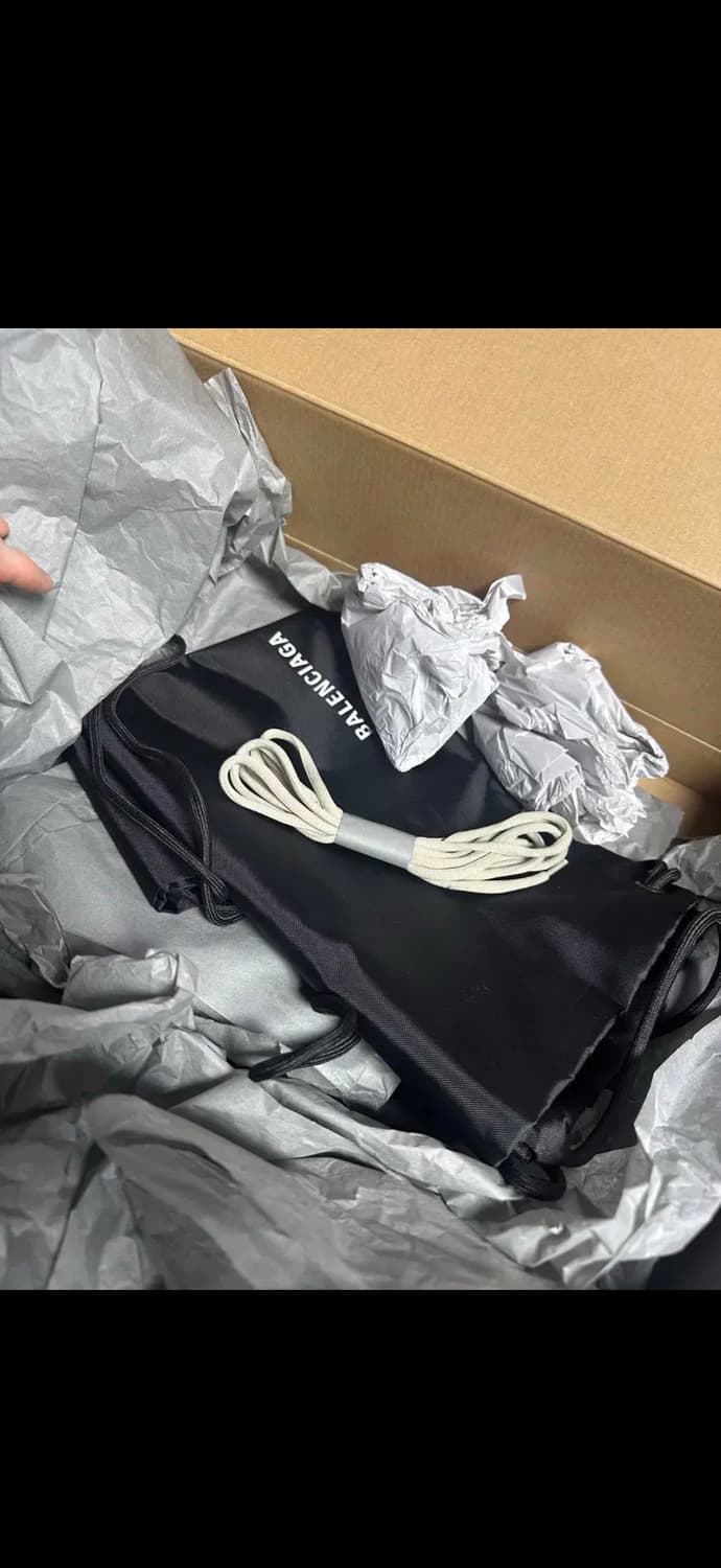 발렌시아가 디펜더 베이지 41사이즈 판매합니다. 상품이미지7